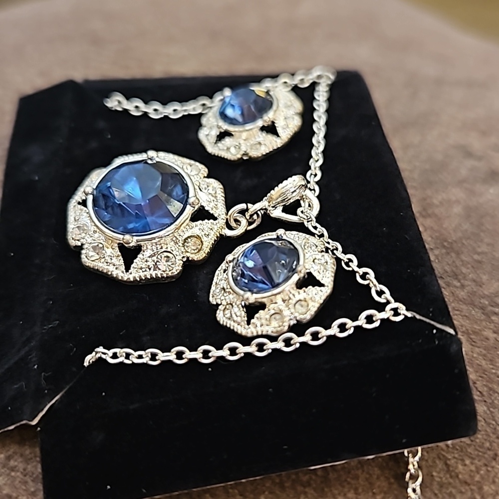 AVON Antique Style Colletta Faux Sapphire Holiday Necklace Earrings Set - Picture 4 of 5